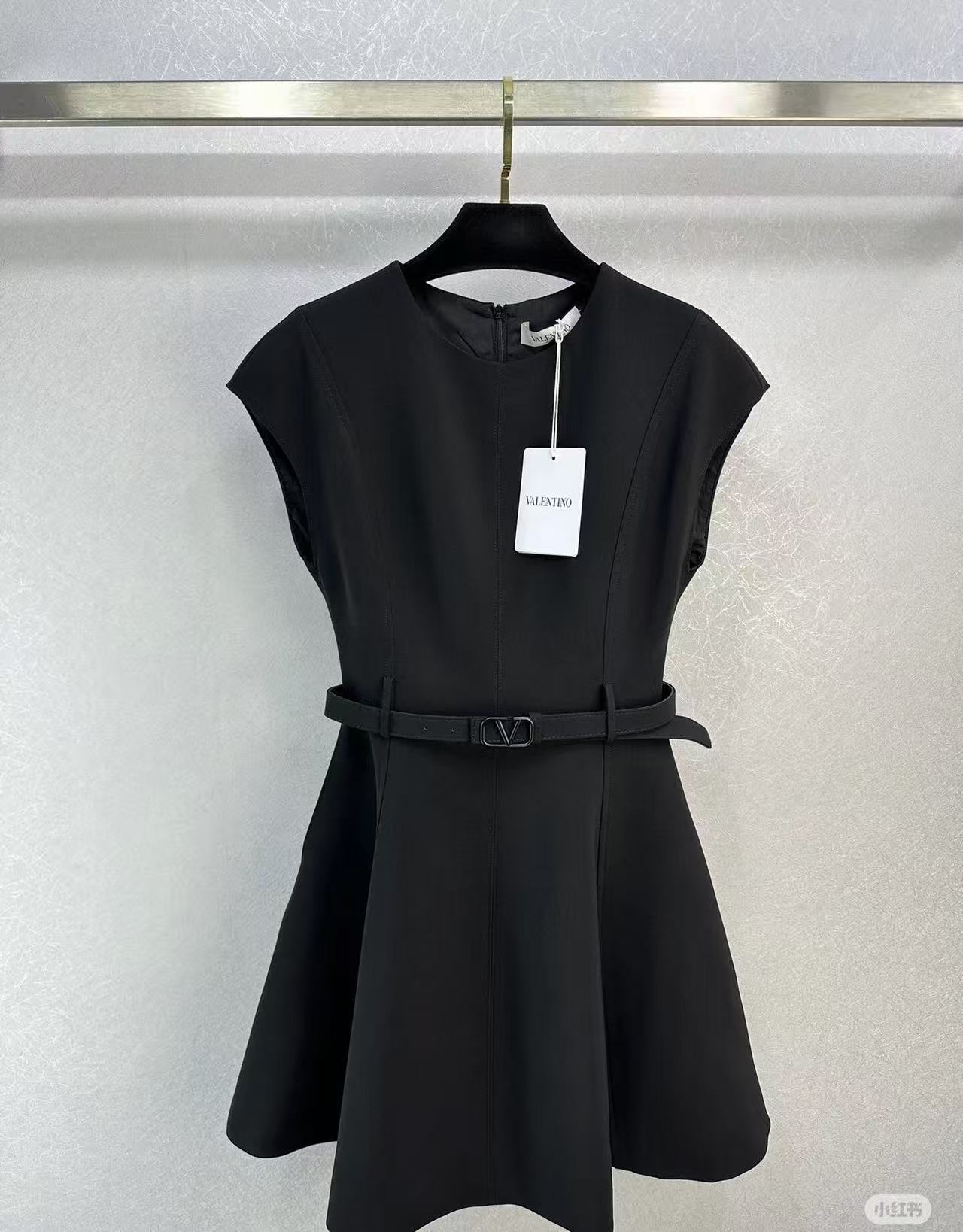 Valentino Elegant Black Dress - Perfect for Work or an Evening Out 6 i1749441216628 1933 0 5
