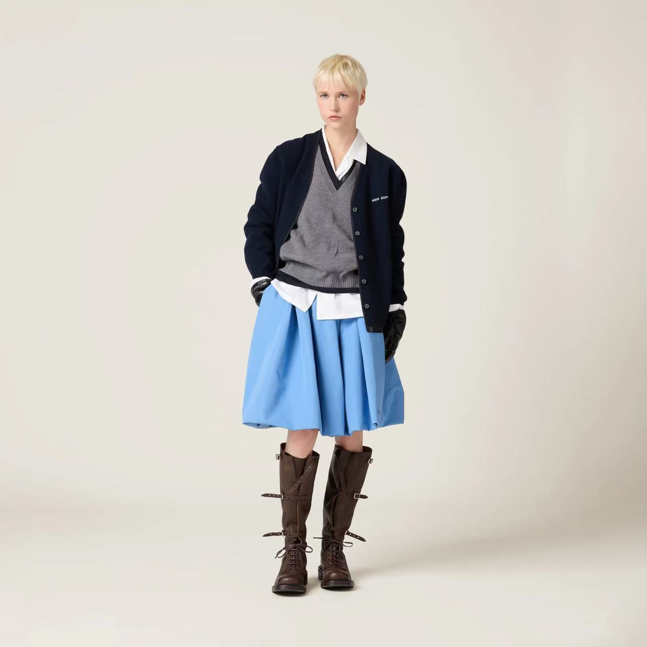 NO:307245,[Love] New [Love]!  Latest MIU 25NEW stacked knitted cardigan. Color blue and gray. Size SML.,,miumiu,alexander wang19860909[爱心]新款[爱心]！最新MIU 25NEW 叠色针织开衫.颜色蓝、灰.尺码SML.,,miumiu,alexander wang,Women's clothing