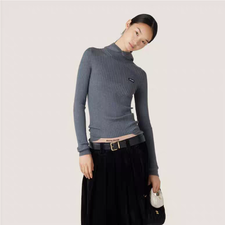 NO:307263,[Love] New [Love]!  Latest MIU 25NEW alphabet jacquard hooded knit top. Size SML..,,miumiu,hats,alexander wang19860909[爱心]新款[爱心]！最新MIU 25NEW 字母提花连帽针织上衣.尺码SML..,,miumiu,hats,alexander wang,Women's clothing