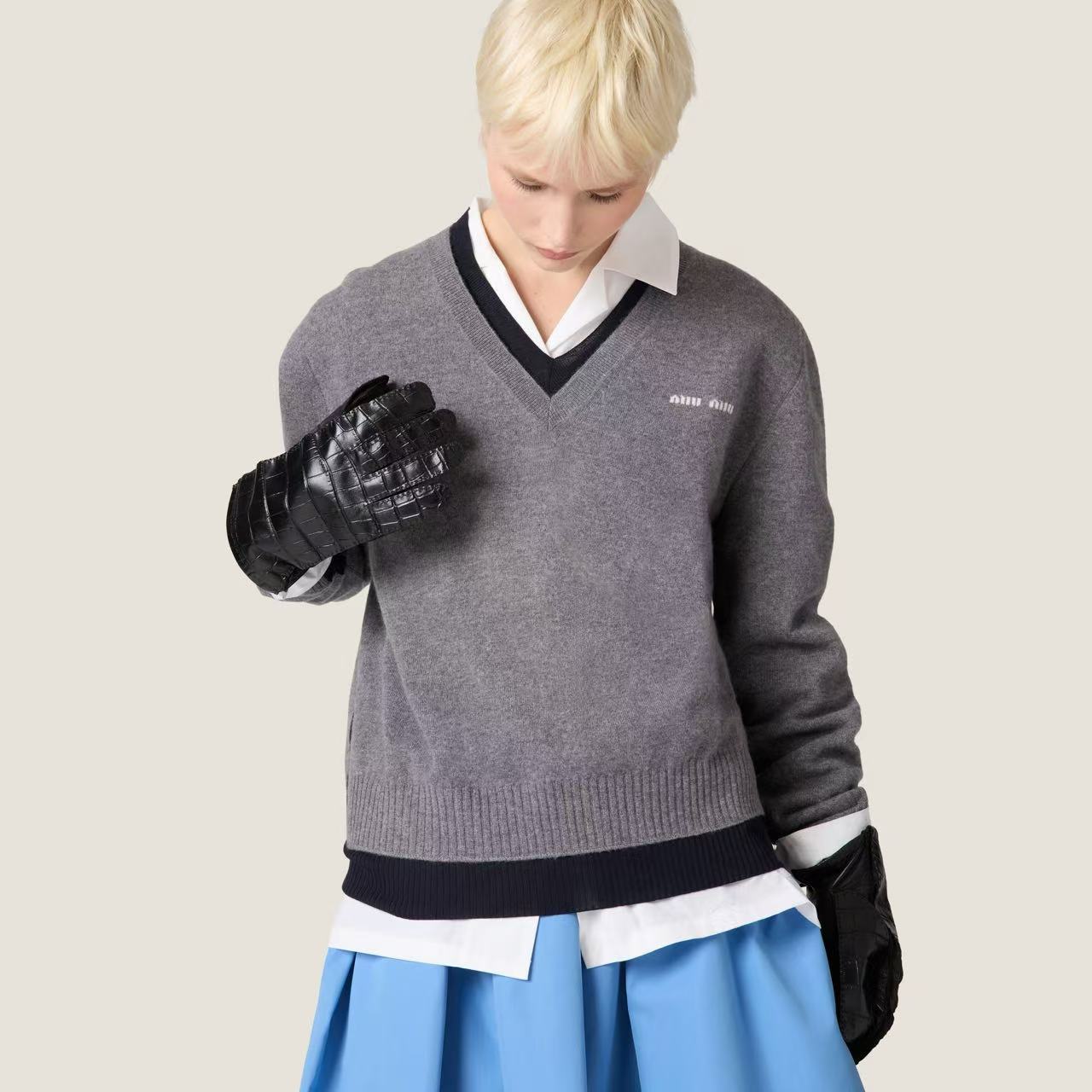 NO:307716,[Love] New [Love]!  Latest MIU 24NEW V-neck layered fake two-piece knitted sweater. Size SML.,,miumiu,sweaters,alexander wang19860909[爱心]新款[爱心]！最新MIU 24NEW V领叠穿假两件针织毛衣.尺码SML.,,miumiu,sweaters,alexander wang,Women's clothing