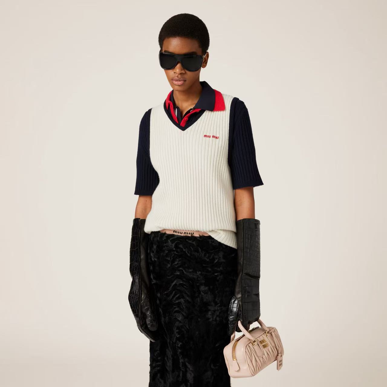 NO:307722,[Love] New [Love]!  Latest MIU 24NEW V-collar college style knitted vest. Size SML., miumiu, alexander wang19860909[爱心]新款[爱心]！最新MIU 24NEW V领学院风针织背心.尺码SML.,,miumiu,alexander wang,Women's clothing