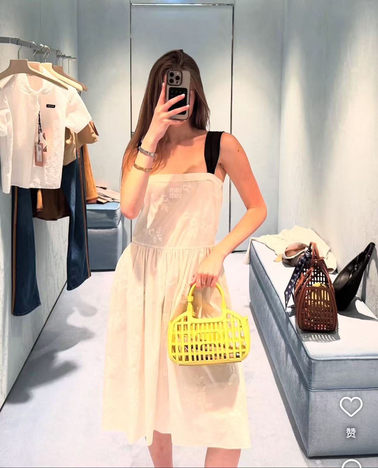 NO:432578,[Love] New [Love]!  Latest MIU 25NEW patch embroidered suspender dress. Size SML..,,miumiu,skirts,alexander wang19860909[爱心]新款[爱心]！最新MIU 25NEW 贴布绣花吊带连衣裙.尺码SML..,,miumiu,skirts,alexander wang,Women's clothing