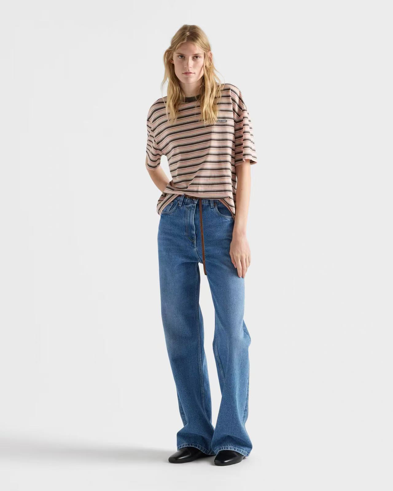 NO:709670,[Love] New style [Love]!  Latest PR 26NEW Yang Mi's same style triangle logo goose down jacket + triangle logo jeans. Size SML..,,jeans,19860909[爱心]新款[爱心]！最新PR 26NEW 杨幂同款三角标鹅绒服+三角标牛仔裤.尺码SML..,,jeans,,Women's clothing