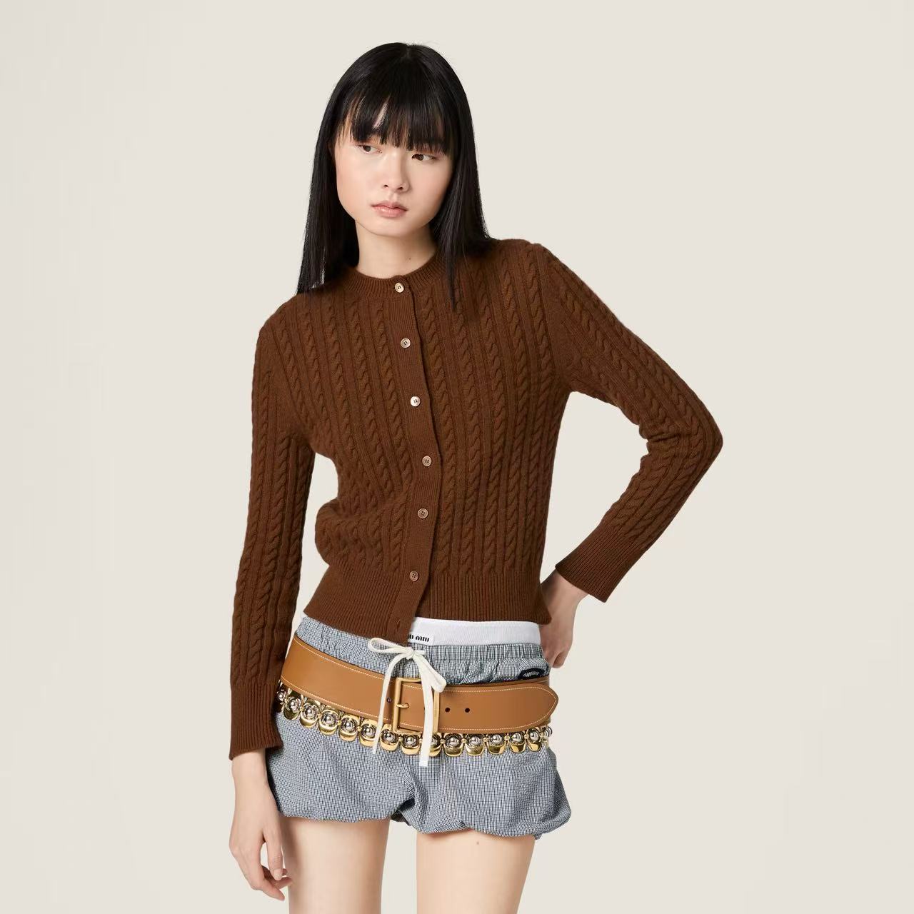 NO:732367,[Love] New style [Love]!  The latest MIU 26NEW brown classic cashmere cable knit cardigan. Size SML.,,miumiu,19860909[爱心]新款[爱心]！最新MIU 26NEW 咖啡色经典羊绒绞花针织开衫.尺码SML.,,miumiu,,Women's clothing
