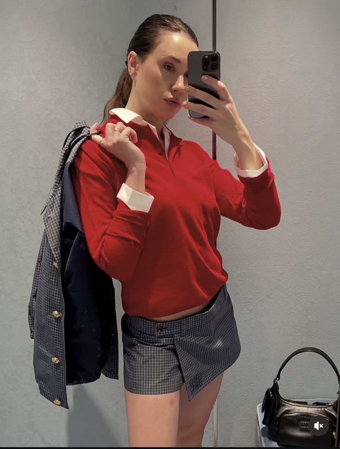 NO:734205,[Love] New style [Love]!  The latest MIU 26NEW 100 wool knitted Polo top. Color brown, red. Size SML.P,,miumiu,19860909[爱心]新款[爱心]！最新MIU 26NEW 100羊毛针织Polo上衣.颜色咖色、红色.尺码SML.P,,miumiu,,Women's clothing