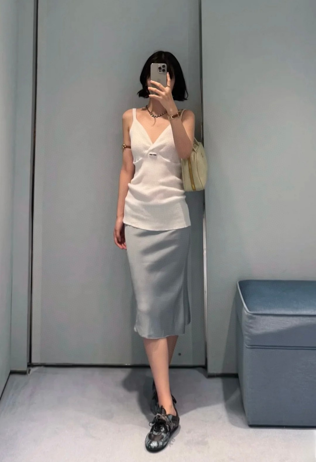 NO:902710,[Love] New style [Love]!  The latest MIU 26NEW cross-strap knitted vest. Colors are pink, brown, gray blue, and white. Size SML.,,miumiu,19860909[爱心]新款[爱心]！最新MIU 26NEW 交叉吊带针织背心.颜色粉、咖、灰蓝、白.尺码SML.,,miumiu,,Women's clothing
