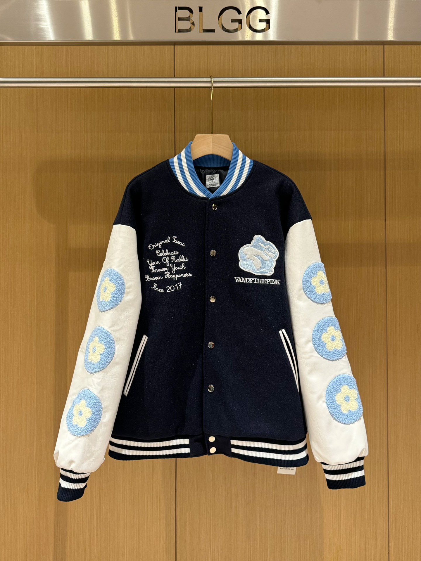 💰195
Vandythepink美式秋冬刺绣棒球服夹克高街休闲流行外套朴宰范同款 
款号：255-2#
码数：M L XL

高版本 夹棉版本  南北方冬天一件足已
整件多处拼接工艺 
Yuan版定制订染颜色 打版3次最终定稿
重工贴布刺绣 需要激光烧花刻出模版才能进行绣花
一天出不了几件 出厂量极低

—— 洗涤注意事项 ——

洗衣过程中尽量避免强洗强力搓洗 洗衣机强力洗涤模式
深色初次清洗会有轻微缩水浮色是针织面料无法避免的

建议用温盐水浸泡半小时后清洗