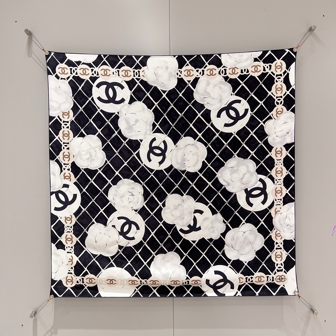 𝐂𝐡𝐚𝐧𝐞𝐥 最最最经典的山茶花丝巾 黑色 原单货  Size ：90x90cm 100%真丝磨砂手感，