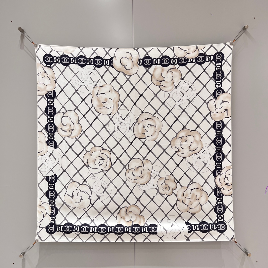 𝐂𝐡𝐚𝐧𝐞𝐥 最最最经典的山茶花丝巾 米色原单货  Size ：90x90cm 100%真丝磨砂手感，手