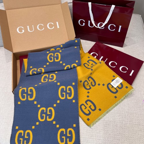 وشاح Gucci كلاسيكي كبير بشعار G - صوف وحرير، مقاس 35*190 سم - أصفر وأزرق 1 وشاح Gucci كلاسيكي كبير بشعار G - صوف وحرير، مقاس 35*190 سم - أصفر وأزرق