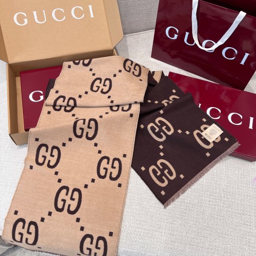 Écharpe Gucci Classique Grand G en Laine et Soie, 35 x 190 cm 1 Écharpe Gucci Classique Grand G en Laine et Soie, 35 x 190 cm