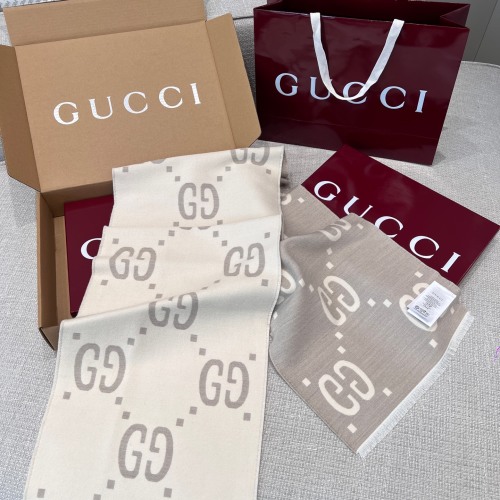 Elegante bufanda Gucci con logo GG, 91% lana y 9% seda, 35 x 190 cm 1 Elegante bufanda Gucci con logo GG, 91% lana y 9% seda, 35 x 190 cm