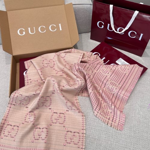 GUCCI Roze Gouden Zijden Sjaal met Grote G en Houndstooth Patroon - 47x180cm 1 GUCCI Roze Gouden Zijden Sjaal met Grote G en Houndstooth Patroon - 47x180cm