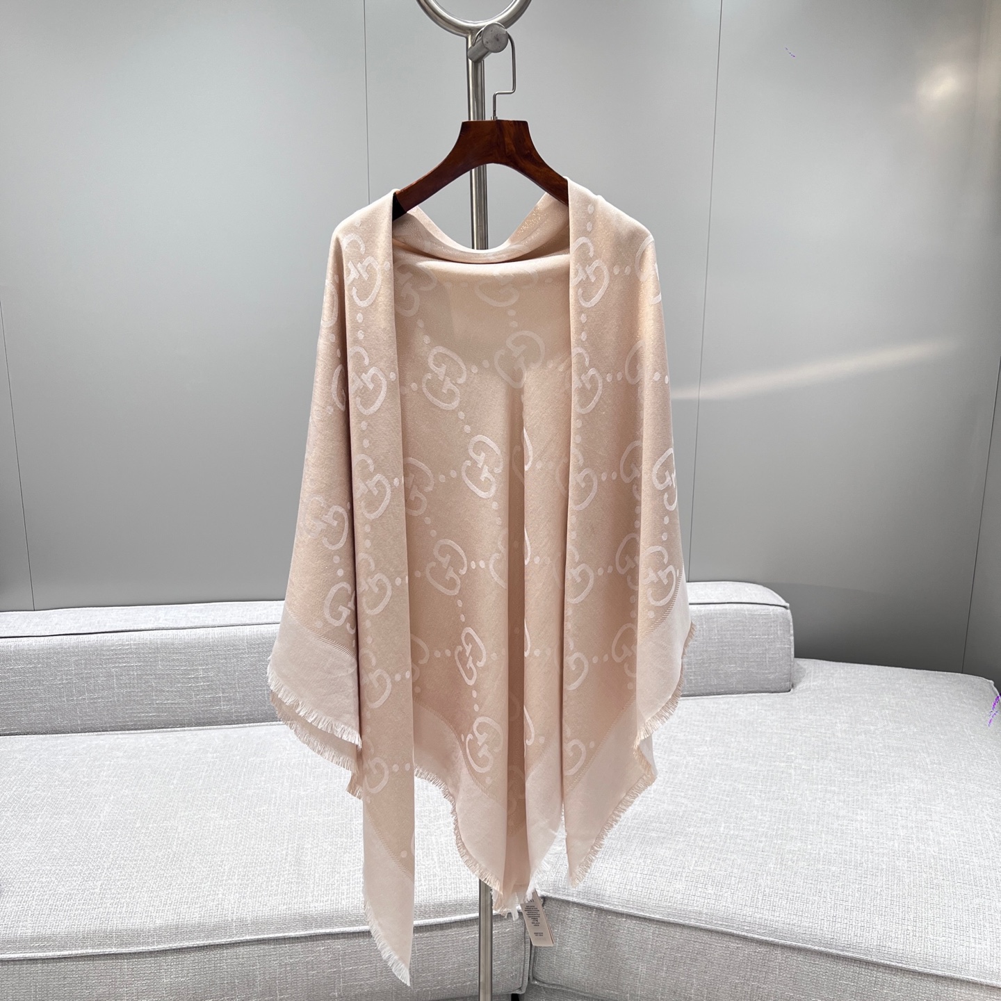 Gucci White Gold/Silver Lurex Jacquard Shawl 140x140cm Wool Silk Blend 10 i1736711062497 6941 0 8
