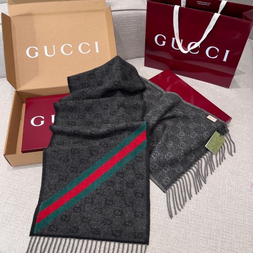 Gucci Grijze Wollen Sjaal met Dubbel G Jacquard en Rode/Groene Streep - 37x190 cm 1 Gucci Grijze Wollen Sjaal met Dubbel G Jacquard en Rode/Groene Streep - 37x190 cm