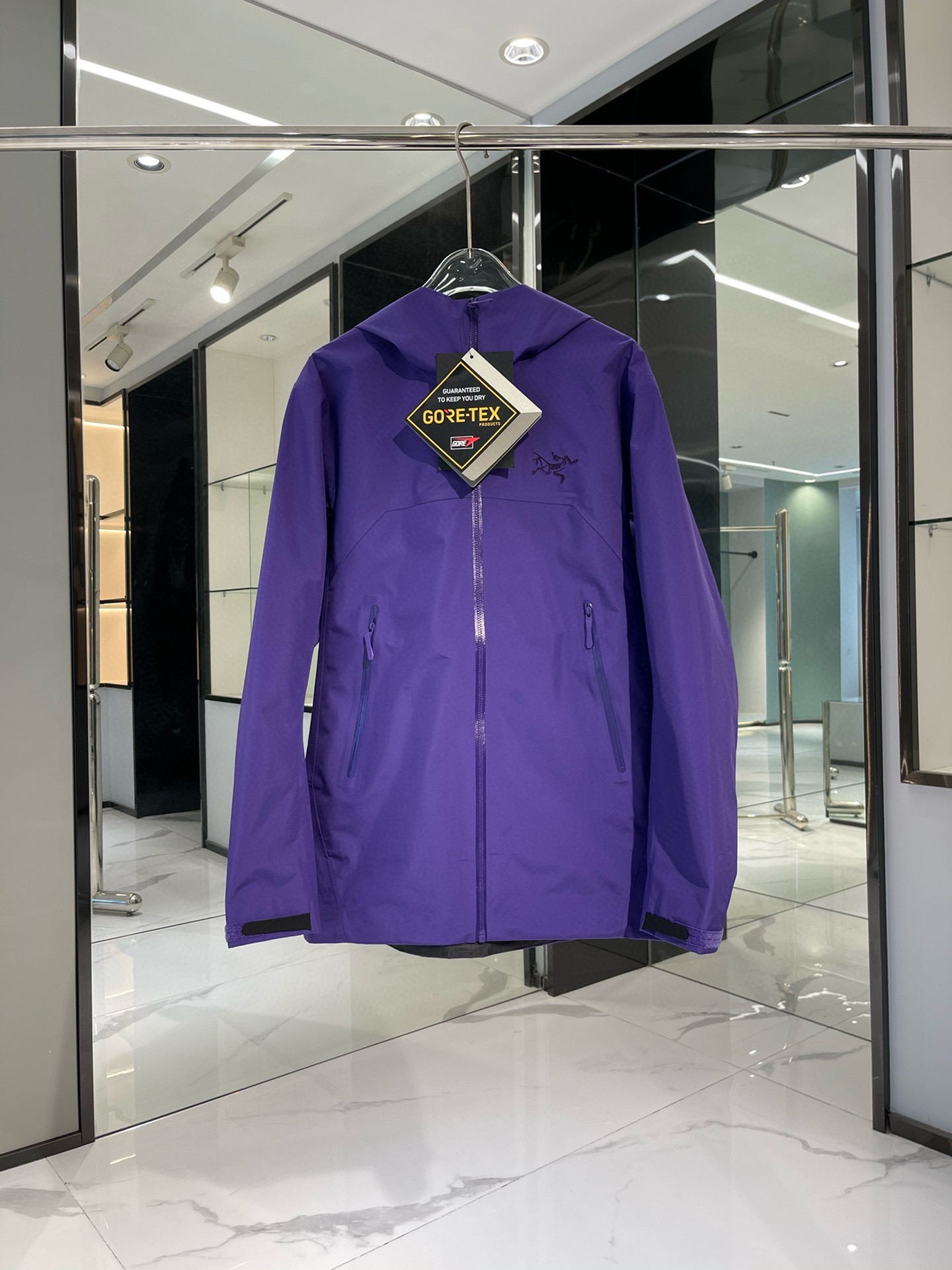 NO:127917,Fantasy Silver Purple - Bate Jacket’s hard shell series Top version Beat Jacket has come out after much anticipation. I love you in my upper body and am definitely arranged!  This is our functional GORE-TEX shell, which is made of durable 80D fabric GORE-TEX ePE (expanded polyethylene) film, which is lightweight, sturdy and PFC-free, providing long-lasting water-proof, wind-proof and breathable. The C-KNIT backing improves comfort, while the simple StormHood hood can be adjusted with one pull, providing comprehensive protection without blocking the view. Splicing, free movement, upgraded style, lightweight and durable GORE-TEXePE fabric, helps reduce carbon footprint, while the 80D fabric further improves durability without adding weight. The product colors are black, atomic gray, phantom purple, mist powder, dawn blue, Wei Teng brown, hats, alexander wang19860909幻银紫- Bate Jacket ‘   硬壳系列 顶级版本Beat Jacket 千呼万唤始出来 上身爱了,妥妥被安排！ 这是我们功能性的GORE-TEX外壳 ,它采用耐用的80D面料 GORE-TEX ePE(膨体聚乙烯)薄膜制成,轻便、结实且不含PFC,提供持久防泼水、防风、透气.C-KNIT背衬提升舒适度,而简洁的StormHood风帽一拉即可进行调节,提供周全保护的同时不遮挡视线.拼接剪裁,活动自如,升级款式,采用轻量而耐用的GORE-TEXePE面料,有助于减少碳足迹,而80D面料在不增加重量的情况下进一步提升耐用性.    产品颜色黑色、原子灰、幻影紫、雾夕粉、破晓蓝、葳藤棕,,hats,alexander wang,Men's clothing