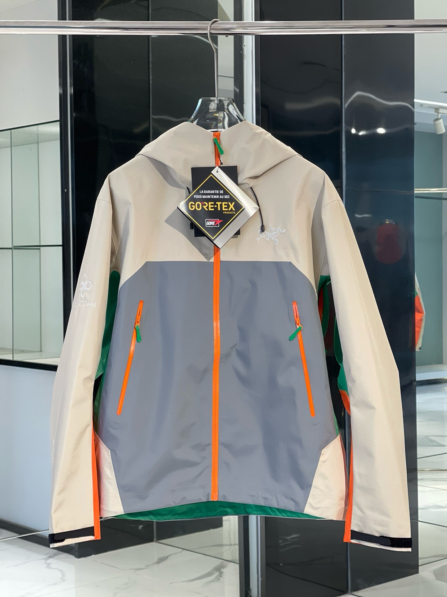 始祖鸟 松赞联名 南迦巴瓦 冲锋衣 24新款,这次始祖鸟和松赞的二度合作是以神山:南迦巴瓦为灵感,延续向上致美的概念,对高山的敬畏之心又油然而生!始祖鸟延续向上致美的概念,踏入了喜马拉雅山脉东部的秘境—南迦巴瓦,以山为灵感,传递不断向上的高山敬畏.解锁关于西藏高原秘境的户外穿搭. 四次压胶工艺,整衣3D立体仿生学设计衣长臂弯,Tri-Durance防水防雨面料,全套辅料,整衣腋下YKK双向拉链,五金全部定制,多联水洗 腋下拉链便于快速通风,拼接设计使活动自如 面料采用防水高分子材料透气薄膜与纺织品结合面料达到荷叶水珠滚动效果,顶级三防面料,高度持久防水透气,防撕裂性能优异! 最为特别的是,在此系列中有一个隐藏在帽子后侧的南迦巴瓦标识图案的独特设计,图案设计灵感就来自南迦巴瓦山脉的轮廓,锐利的棱角呼应了南迦巴瓦「长矛直刺苍穹」的形态.正如「十人九不见」的南迦巴瓦峰不轻易现身,它平时被遮挡住,当攀登者真正面对大自然的考验,因抵挡雨雪或者大风而戴上帽子时才会露出.标识的显现正是对向上致美南迦巴瓦的完美诠释和致敬.