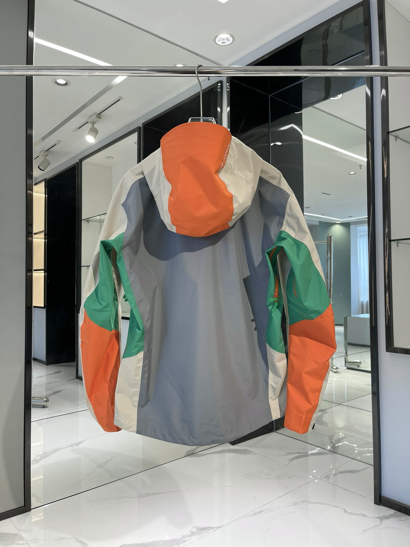 始祖鸟 松赞联名 南迦巴瓦 冲锋衣 24新款,这次始祖鸟和松赞的二度合作是以神山:南迦巴瓦为灵感,延续向上致美的概念,对高山的敬畏之心又油然而生!始祖鸟延续向上致美的概念,踏入了喜马拉雅山脉东部的秘境—南迦巴瓦,以山为灵感,传递不断向上的高山敬畏.解锁关于西藏高原秘境的户外穿搭. 四次压胶工艺,整衣3D立体仿生学设计衣长臂弯,Tri-Durance防水防雨面料,全套辅料,整衣腋下YKK双向拉链,五金全部定制,多联水洗 腋下拉链便于快速通风,拼接设计使活动自如 面料采用防水高分子材料透气薄膜与纺织品结合面料达到荷叶水珠滚动效果,顶级三防面料,高度持久防水透气,防撕裂性能优异! 最为特别的是,在此系列中有一个隐藏在帽子后侧的南迦巴瓦标识图案的独特设计,图案设计灵感就来自南迦巴瓦山脉的轮廓,锐利的棱角呼应了南迦巴瓦「长矛直刺苍穹」的形态.正如「十人九不见」的南迦巴瓦峰不轻易现身,它平时被遮挡住,当攀登者真正面对大自然的考验,因抵挡雨雪或者大风而戴上帽子时才会露出.标识的显现正是对向上致美南迦巴瓦的完美诠释和致敬.