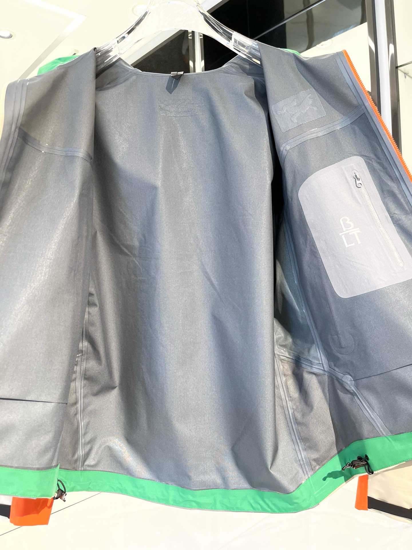 始祖鸟 松赞联名 南迦巴瓦 冲锋衣 24新款,这次始祖鸟和松赞的二度合作是以神山:南迦巴瓦为灵感,延续向上致美的概念,对高山的敬畏之心又油然而生!始祖鸟延续向上致美的概念,踏入了喜马拉雅山脉东部的秘境—南迦巴瓦,以山为灵感,传递不断向上的高山敬畏.解锁关于西藏高原秘境的户外穿搭. 四次压胶工艺,整衣3D立体仿生学设计衣长臂弯,Tri-Durance防水防雨面料,全套辅料,整衣腋下YKK双向拉链,五金全部定制,多联水洗 腋下拉链便于快速通风,拼接设计使活动自如 面料采用防水高分子材料透气薄膜与纺织品结合面料达到荷叶水珠滚动效果,顶级三防面料,高度持久防水透气,防撕裂性能优异! 最为特别的是,在此系列中有一个隐藏在帽子后侧的南迦巴瓦标识图案的独特设计,图案设计灵感就来自南迦巴瓦山脉的轮廓,锐利的棱角呼应了南迦巴瓦「长矛直刺苍穹」的形态.正如「十人九不见」的南迦巴瓦峰不轻易现身,它平时被遮挡住,当攀登者真正面对大自然的考验,因抵挡雨雪或者大风而戴上帽子时才会露出.标识的显现正是对向上致美南迦巴瓦的完美诠释和致敬.