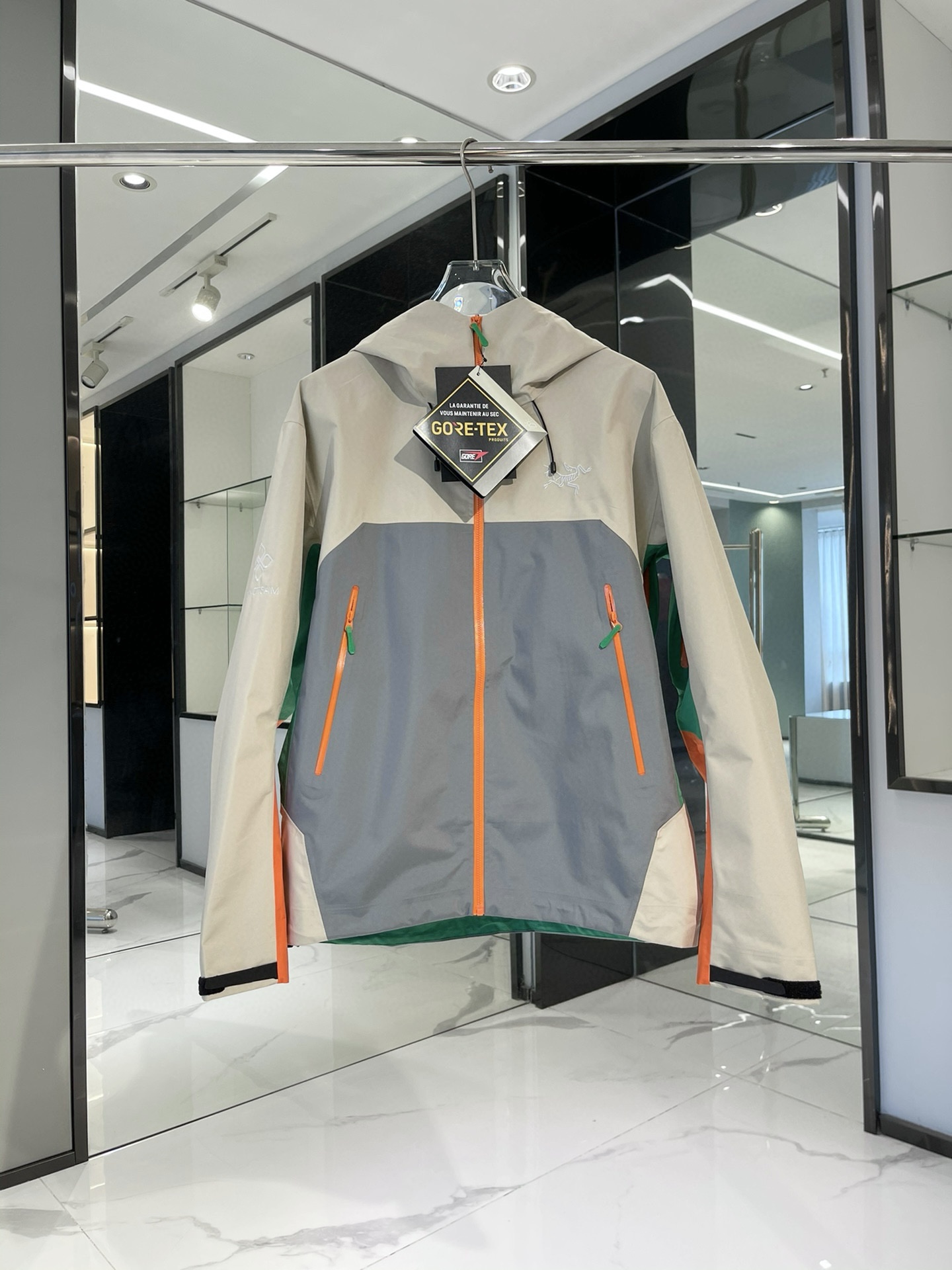 始祖鸟 松赞联名 南迦巴瓦 冲锋衣 24新款，这次始祖鸟和松赞的二度合作是以神山:南迦巴瓦为灵感，延续向上致美的概念，对高山的敬畏之心又油然而生！始祖鸟延续向上致美的概念，踏入了喜马拉雅山脉东部的秘境—南迦巴瓦，以山为灵感，传递不断向上的高山敬畏。解锁关于西藏高原秘境的户外穿搭。 四次压胶工艺，整衣3D立体仿生学设计衣长臂弯，Tri-Durance防水防雨面料，全套辅料，整衣腋下YKK双向拉链，五金全部定制，多联水洗 腋下拉链便于快速通风，拼接设计使活动自如 面料采用防水高分子材料透气薄膜与纺织品结合面料达到荷叶水珠滚动效果，顶级三防面料，高度持久防水透气，防撕裂性能优异！ 最为特别的是，在此系列中有一个隐藏在帽子后侧的南迦巴瓦标识图案的独特设计，图案设计灵感就来自南迦巴瓦山脉的轮廓，锐利的棱角呼应了南迦巴瓦「长矛直刺苍穹」的形态。正如「十人九不见」的南迦巴瓦峰不轻易现身，它平时被遮挡住，当攀登者真正面对大自然的考验，因抵挡雨雪或者大风而戴上帽子时才会露出。标识的显现正是对向上致美南迦巴瓦的完美诠释和致敬。