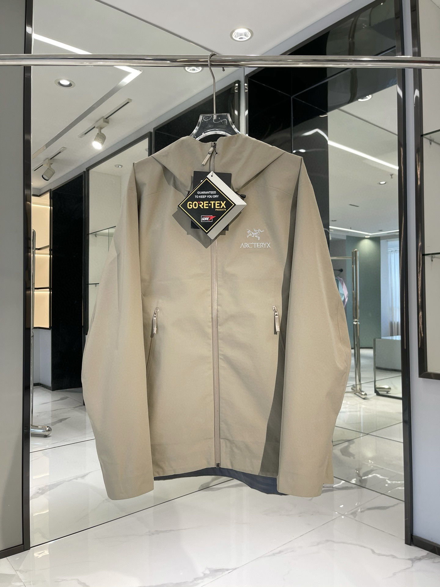 NO:127922,Haomiao Gray-Beta【’ - -’】 Design concept: Arcteryx, a Canadian outdoor clothing brand, was founded in Vancouver, Canada in 1989. It is a professional outdoor brand from the Canadian coastal mountains and is rooted in the mountains. It always adheres to the principle of pursuing exquisite design and craftsmanship. Since its establishment in 1989, Arcteryx has always spared no effort in product design and workmanship to meet the standards. The concept of quality, design and streamlinedness have created its good performance and can meet the needs of harsh environments. Fabric   Features: GORE-TEX waterproof, windproof, breathable, lightweight, wear-resistant Basic series of multi-purpose high-performance clothing is suitable for wearing a variety of activities and environments. The hand pocket is equipped with WaterTight zipper. A simple and simple design with high-performance, lightweight and wear-resistant.  Cuffs and sleeve design, punch-cut Velcro Velcro cuff buckle, reduce burden. Crafts The helmet is compatible with StormHood hood, good protection and does not affect sight. The hand pocket is equipped with WaterTight zipper for easy pick-up and placement, the underarm zipper is convenient for quick ventilation, and the splicing design allows for free movement. The traditional organ cross-entry mountain pocket is set in the high position, VISLON central front zipper, adjustable Velcro cuff Velcro label, compatible with Zip-in product colors: black, ether blue, lucky pink, pixel gray, lucky blue, light gray, Fino orange, flame yellow, bamboo moon blue, ultramarine blue, retro green, white gray, fantasy silver purple, electric light rose, vast gray, Bordeaux red, vibrant green, taro purple, hats, alexander wang19860909浩渺灰-Beta【’  - -‘】 设计理念: Arcteryx,加拿大户外服饰品牌,1989年创立于加拿大温哥华.来自加拿大海岸山脉,植根高山的专业户外品牌,始终秉承对精湛设计和工艺孜孜以求的准则.从1989年创立至今,Arcteryx始终不断在产品设计与做工上不惜工本,以满足的标准.品质、设计以及精简的理念造就了其良好的性能,并能满足严苛环境下的使用需求. 面料 特点: GORE-TEX防水、防风、透气、轻量、耐磨 基础系列多用途高性能服装适合多种活动和环境穿着. 插手口袋设有WaterTight拉链 高性能的简约设计,轻量而耐磨. 袖口及袖子设计,冲切Velcro魔术贴袖口粘扣带,减少累赘 工艺 头盔兼容StormHood兜帽防护良好且不影响视线,插手口袋设有WaterTight拉链,便于取放物品,腋下拉链便于快速通风,拼接设计使活动自如.传统风琴交叉反向进入高山口袋设置在高位,VISLON中央正面拉链,可调节Velcro袖口魔术贴标签,兼容Zip-in    产品颜色 黑色、以太蓝、幸运粉、像素灰、幸运蓝、浅灰色、菲诺橙、烈焰黄、竹月蓝、群青蓝、复古绿、白灰色、幻银紫、电光玫、浩渺灰、波尔多红、活力绿、香芋紫,,hats,alexander wang,Men's clothing