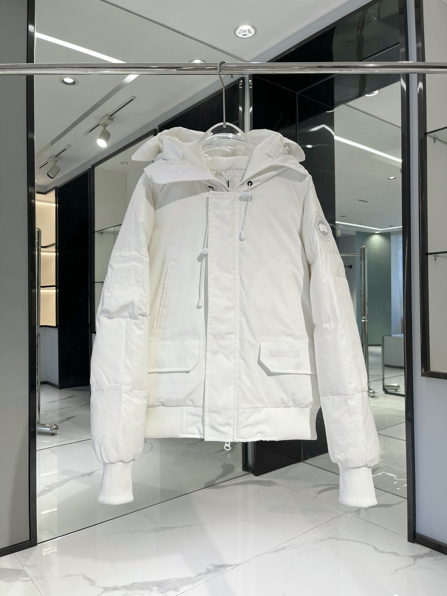 P550 


大鹅软袖短款飞行员夹克

Canada Goose加拿大鹅 Chilliwack系列 纯色连帽合身长袖羽绒服外套 Paradigm系列羽绒服
短款大鹅软袖羽绒服 白色
内侧背带让夹克便于肩背，解放双手
特地：轻，厚，帅
码数xs-xxl
颜色黑色，白色