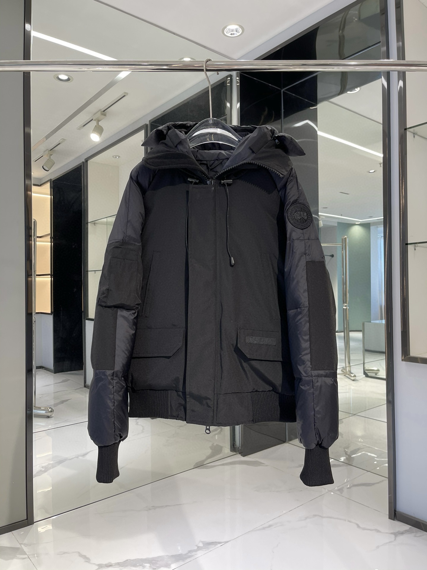 P550 


大鹅软袖短款飞行员夹克

Canada Goose加拿大鹅 Chilliwack系列 纯色连帽合身长袖羽绒服外套 Paradigm系列羽绒服
短款大鹅软袖羽绒服 白色
内侧背带让夹克便于肩背，解放双手
特地：轻，厚，帅
码数xs-xxl
颜色黑色，白色