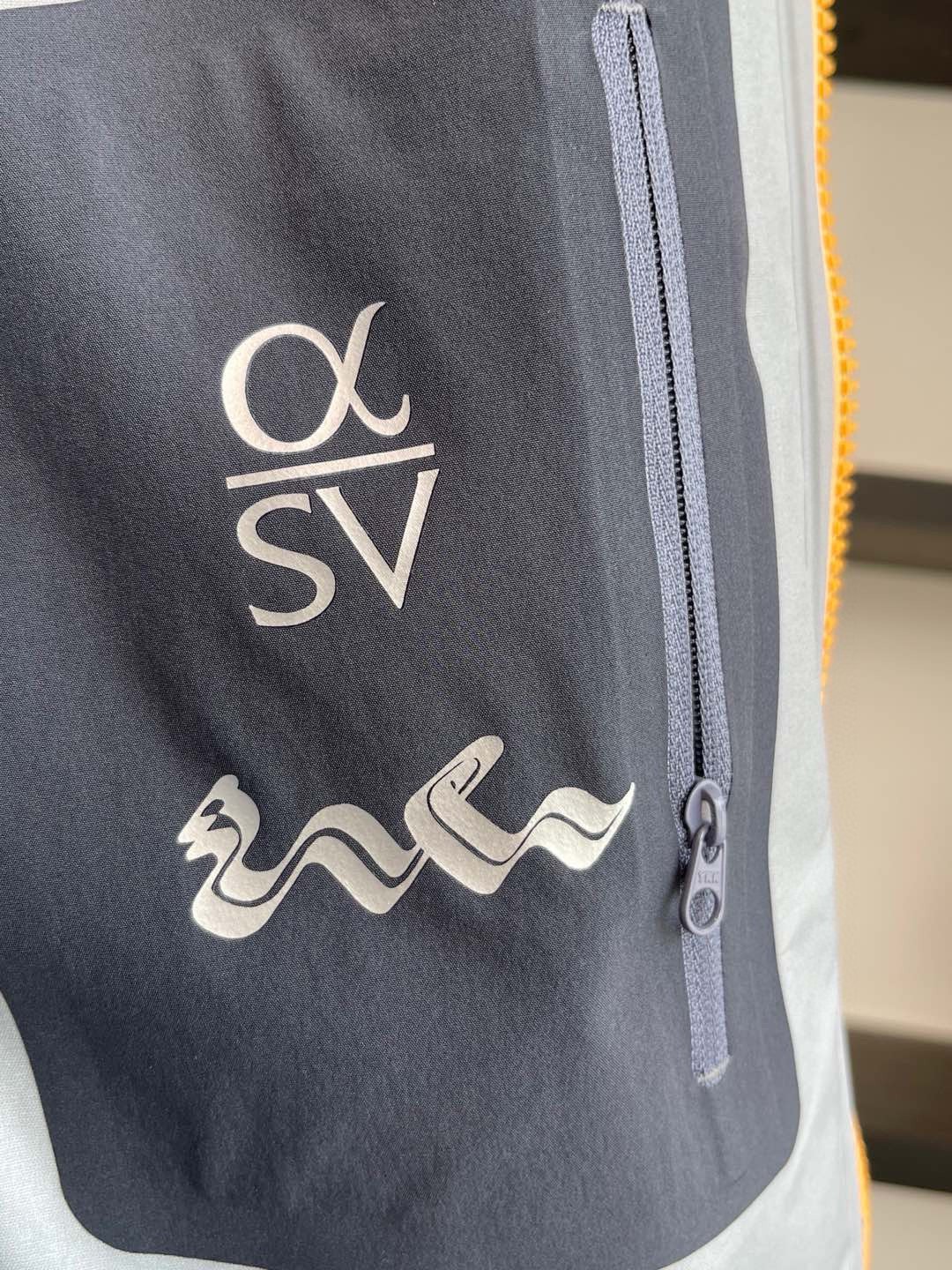 Arc'teryx Snake-Embroidered Technical Jacket | Lightweight & Weather-Resistant 7 i1735221253 3317 4