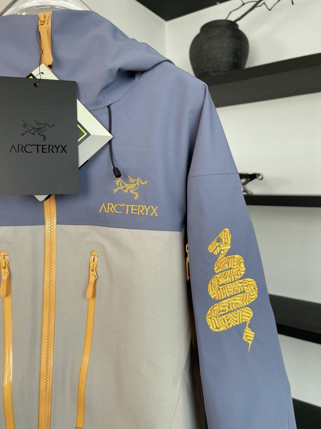 Arc'teryx Snake-Embroidered Technical Jacket | Lightweight & Weather-Resistant 1 i1735221253 4714 7