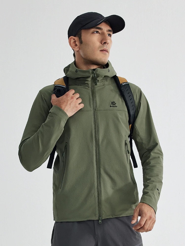 #官网价格


凯乐石 M8-X软壳冲锋衣防风弹力耐磨户外徒步连帽外套
这款凯乐石软壳源自攀岩专业术语 Mixed Climbing 冰岩混合攀登为应对户外风寒多变环境和不同运动场景需求研发不同等级的产品性能和相应的软壳产品，M8-X是一款专为徒步穿越而设计，综合性能优异的软壳外套多场景适用性强，兼具防风抗水、透汽、耐磨、运动延展等性能耐久耐候性尤为出色，轻松应对丛林、岩石复杂坏境，它是一款低调简约款，上身以后的舒适感一定会惊艳你!
面料+特点：
1️⃣采用原版54%锦纶36%聚酯纤维
10%氨纶面料，防小雨，也有抗污的效果，透气性较好
2️⃣这是一款专为徒步穿越设计的运动软壳。兼具防风抗水、透汽、耐磨等全面防护性能，更好应对徒步穿越中的多变天气挑战。
3️⃣采用防风防水面料，拥有足够的强度和耐久性，良好的抗风性，同时弹力适中；
4️⃣扛风，透气，轻微保暖，耐磨
5️⃣压胶高强度挂环，贴带接缝，穿着更舒适，
6️⃣袖口设有松紧带，方便穿脱。压胶下摆，可调下摆抽绳Drop Hood™w，弧形帽檐，更好的防风防雨不遮眼，可调节帽檐和下摆抽绳

尺码：S-XXL
颜色：黑色 藏青 深瓦灰 绿色 浅云灰