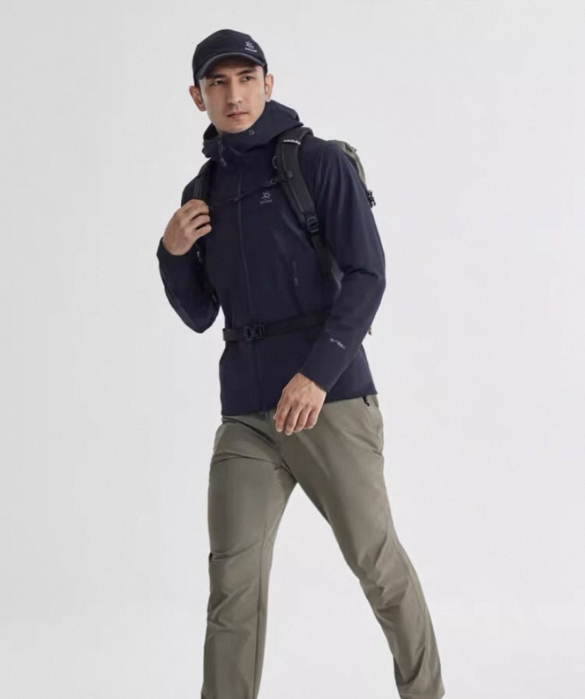 #官网价格


凯乐石 M8-X软壳冲锋衣防风弹力耐磨户外徒步连帽外套
这款凯乐石软壳源自攀岩专业术语 Mixed Climbing 冰岩混合攀登为应对户外风寒多变环境和不同运动场景需求研发不同等级的产品性能和相应的软壳产品，M8-X是一款专为徒步穿越而设计，综合性能优异的软壳外套多场景适用性强，兼具防风抗水、透汽、耐磨、运动延展等性能耐久耐候性尤为出色，轻松应对丛林、岩石复杂坏境，它是一款低调简约款，上身以后的舒适感一定会惊艳你!
面料+特点：
1️⃣采用原版54%锦纶36%聚酯纤维
10%氨纶面料，防小雨，也有抗污的效果，透气性较好
2️⃣这是一款专为徒步穿越设计的运动软壳。兼具防风抗水、透汽、耐磨等全面防护性能，更好应对徒步穿越中的多变天气挑战。
3️⃣采用防风防水面料，拥有足够的强度和耐久性，良好的抗风性，同时弹力适中；
4️⃣扛风，透气，轻微保暖，耐磨
5️⃣压胶高强度挂环，贴带接缝，穿着更舒适，
6️⃣袖口设有松紧带，方便穿脱。压胶下摆，可调下摆抽绳Drop Hood™w，弧形帽檐，更好的防风防雨不遮眼，可调节帽檐和下摆抽绳

尺码：S-XXL
颜色：黑色 藏青 深瓦灰 绿色 浅云灰