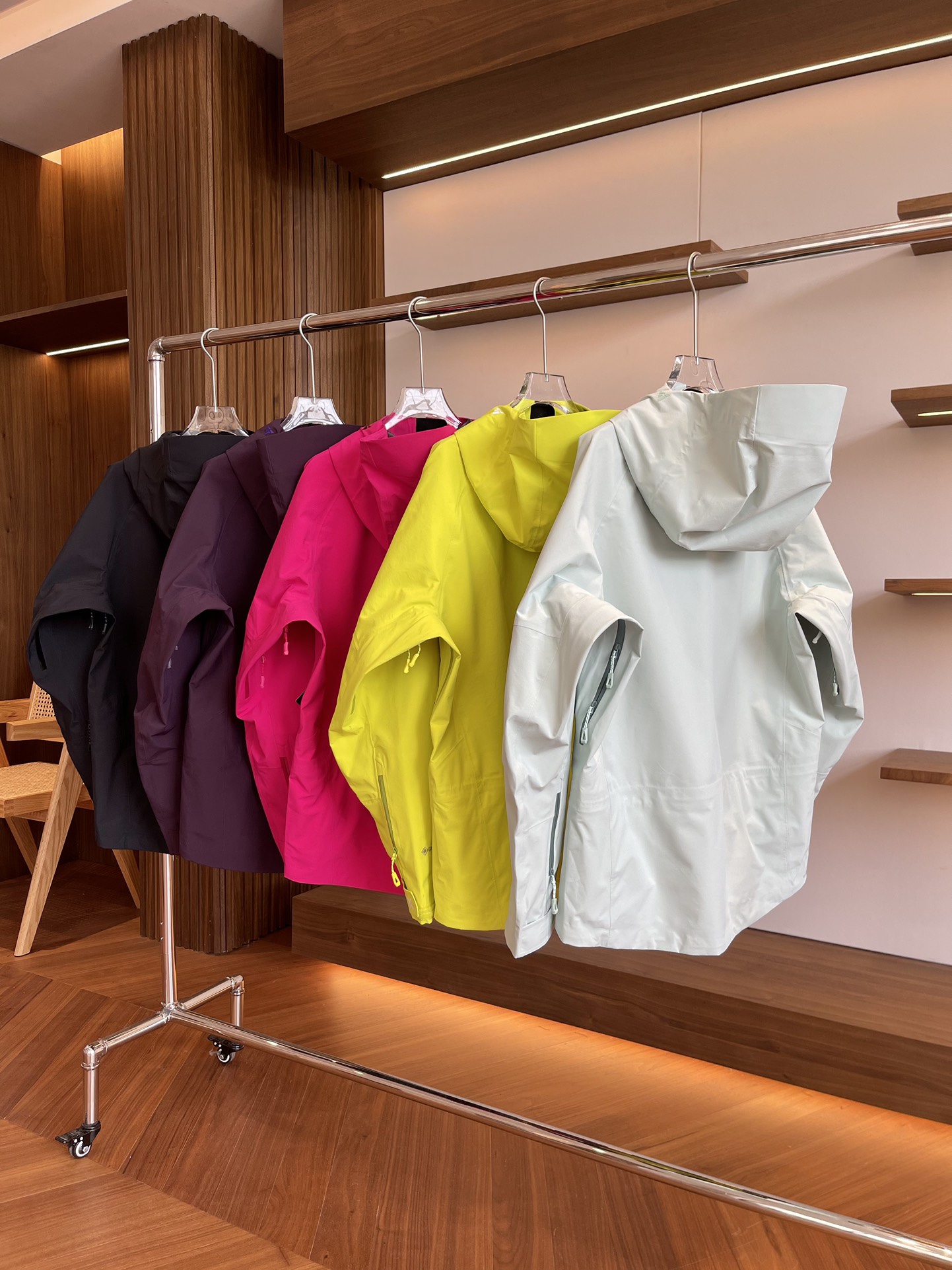 凯乐石X系列 凯乐石 MONT X全天候硬壳GTX防水登山冲锋衣5️⃣色 中国硬壳,中国山地色,每座山都有自己的脾气性格每个色彩都有自己的力量,随昼夜更替,色彩在雪山之巅绽放出令人惊叹的生命力与美感,吸引登山者去探寻相遇那一抹难忘的色彩. 面料+特点: 1️⃣GORE TEX 3L面料,应对多变气候带来的暴风雨雪考验,同时防风透气带来更好的穿着体验,防水、防风、透气、轻量、抗撕裂耐磨,透气5000+ 2️⃣这款独特的外部,采用高密T800Gore-tex记忆三合一白膜可特面料,全衣压胶工艺.高密科技型面布,防风,耐磨,强防水,配合三合一工艺使得面料更为挺阔有型了男女同款 3️⃣弧形帽檐,更好的防风防雨不遮眼,可调节帽檐和下摆抽绳.高开胸袋,背负时便捷存取,兼容攀登背包及安全带,背负时存取便捷,储物空间充足. 4️⃣全身多处刺绣全部采用日本进口顶尖田岛刺绣机,户外运动人体工学设计,提升运动表现 5️⃣调节袖袢升级,更贴合强防护,增加魔术贴覆盖区域,单手操作更容易贴合.可拆卸防风雪裙,全面遮蔽风雪,满足滑雪等户外运动需求. 6️⃣可单手调节下摆,防风倒灌,下摆抽绳可单手轻松调节,内置可拆卸泡棉,防止穿着安全带时向上滑移 7️⃣高开大容量插手胸袋,兼容攀登背包及安全带,背负状态也能轻松.360°三维风帽,帽随脸动可兼容头盔,连帽设计可调帽子抽绳,保暖头盔兼容.