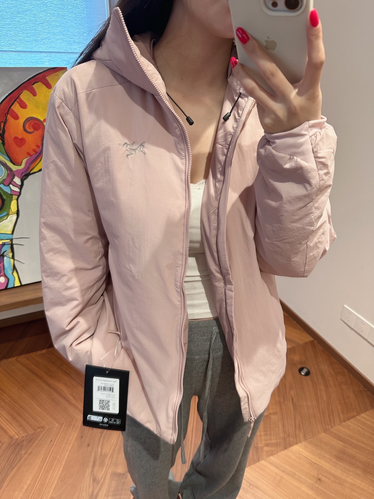 模特上身S码参考

始祖鸟 ATOM Heavyweight 阿童木2.0刺绣棉服
1️⃣胸前刺绣鸟标，帽子上沿带刺绣字母标，防风防泼水，适用0°-10°连帽棉服。适合动态下的保暖中层，初春，初秋季节可作为保暖外层穿着，轻量又保暖，户外骑行也不怕风吹。
2️⃣Coreloft™高性能保暖棉填充，轻盈蓬松，无惧严寒侵袭，助你从容应对低温挑战。
3️⃣DWR防泼水处理+防风面料，轻松应对雨雪天气，山野突变的天气里依旧保持干爽体感。
4️⃣立体剪裁结合弹力侧拼布，活动自如不束缚，城市通勤或户外徒步皆能随心而动。