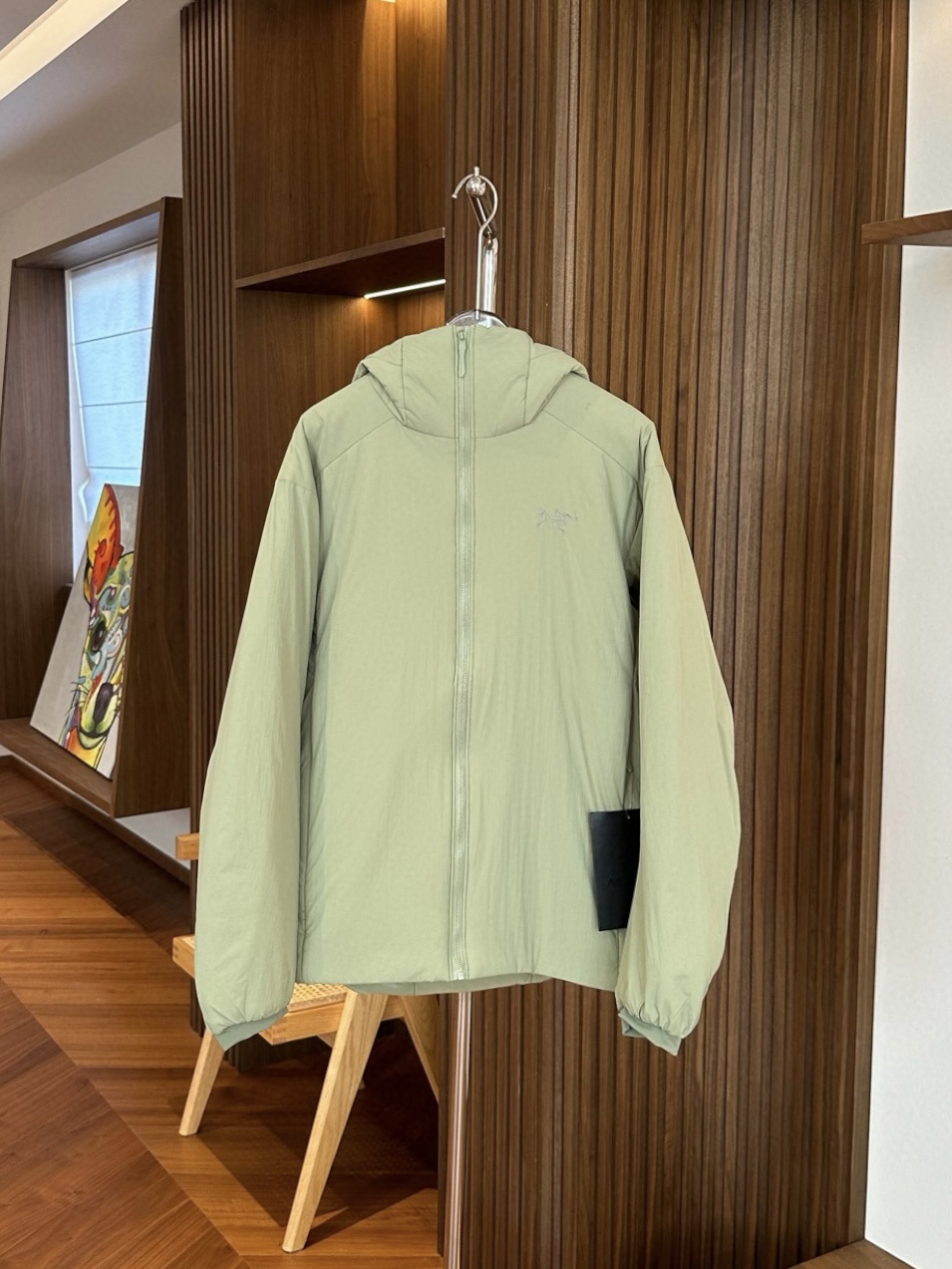 始祖鸟 ATOM Heavyweight 阿童木2.0刺绣棉服 1️⃣胸前刺绣鸟标，帽子上沿带刺绣字母标，防风防泼水，适用0°-10°连帽棉服。适合动态下的保暖中层，初春，初秋季节可作为保暖外层穿着，轻量又保暖，户外骑行也不怕风吹。 2️⃣Coreloft™高性能保暖棉填充，轻盈蓬松，无惧严寒侵袭，助你从容应对低温挑战。 3️⃣DWR防泼水处理+防风面料，轻松应对雨雪天气，山野突变的天气里依旧保持干爽体感。 4️⃣立体剪裁结合弹力侧拼布，活动自如不束缚，城市通勤或户外徒步皆能随心而动。