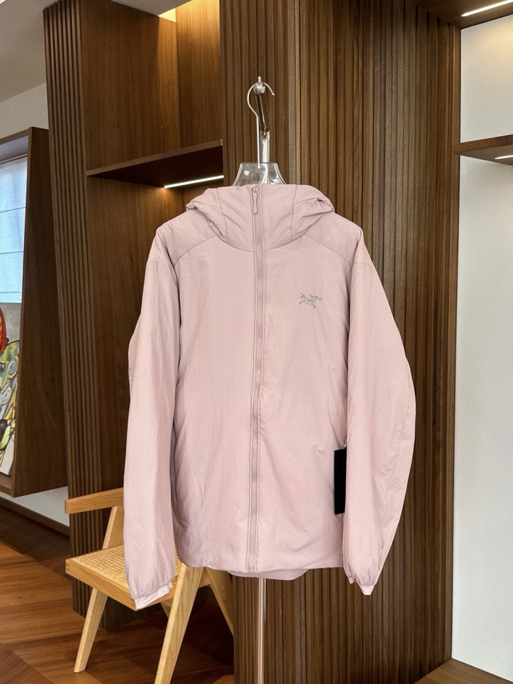 始祖鸟 ATOM Heavyweight 阿童木2.0刺绣棉服 1️⃣胸前刺绣鸟标，帽子上沿带刺绣字母标，防风防泼水，适用0°-10°连帽棉服。适合动态下的保暖中层，初春，初秋季节可作为保暖外层穿着，轻量又保暖，户外骑行也不怕风吹。 2️⃣Coreloft™高性能保暖棉填充，轻盈蓬松，无惧严寒侵袭，助你从容应对低温挑战。 3️⃣DWR防泼水处理+防风面料，轻松应对雨雪天气，山野突变的天气里依旧保持干爽体感。 4️⃣立体剪裁结合弹力侧拼布，活动自如不束缚，城市通勤或户外徒步皆能随心而动。