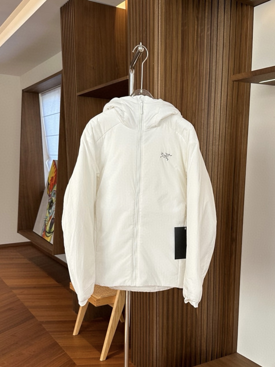 始祖鸟 ATOM Heavyweight 阿童木2.0刺绣棉服 1️⃣胸前刺绣鸟标，帽子上沿带刺绣字母标，防风防泼水，适用0°-10°连帽棉服。适合动态下的保暖中层，初春，初秋季节可作为保暖外层穿着，轻量又保暖，户外骑行也不怕风吹。 2️⃣Coreloft™高性能保暖棉填充，轻盈蓬松，无惧严寒侵袭，助你从容应对低温挑战。 3️⃣DWR防泼水处理+防风面料，轻松应对雨雪天气，山野突变的天气里依旧保持干爽体感。 4️⃣立体剪裁结合弹力侧拼布，活动自如不束缚，城市通勤或户外徒步皆能随心而动。