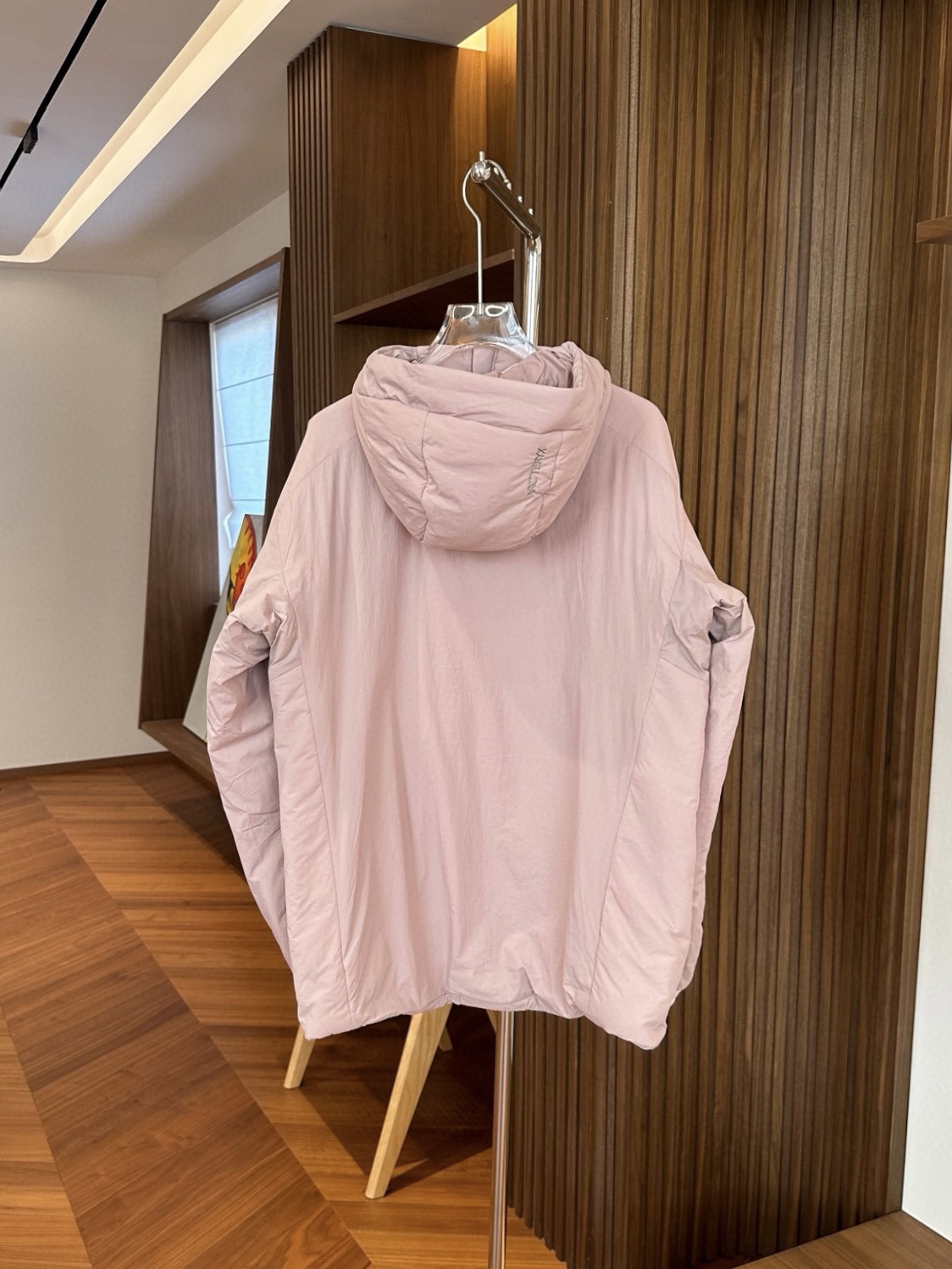 粉色

始祖鸟 ATOM Heavyweight 阿童木2.0刺绣棉服
1️⃣胸前刺绣鸟标，帽子上沿带刺绣字母标，防风防泼水，适用0°-10°连帽棉服。适合动态下的保暖中层，初春，初秋季节可作为保暖外层穿着，轻量又保暖，户外骑行也不怕风吹。
2️⃣Coreloft™高性能保暖棉填充，轻盈蓬松，无惧严寒侵袭，助你从容应对低温挑战。
3️⃣DWR防泼水处理+防风面料，轻松应对雨雪天气，山野突变的天气里依旧保持干爽体感。
4️⃣立体剪裁结合弹力侧拼布，活动自如不束缚，城市通勤或户外徒步皆能随心而动。