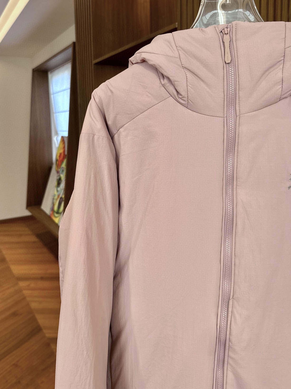 粉色

始祖鸟 ATOM Heavyweight 阿童木2.0刺绣棉服
1️⃣胸前刺绣鸟标，帽子上沿带刺绣字母标，防风防泼水，适用0°-10°连帽棉服。适合动态下的保暖中层，初春，初秋季节可作为保暖外层穿着，轻量又保暖，户外骑行也不怕风吹。
2️⃣Coreloft™高性能保暖棉填充，轻盈蓬松，无惧严寒侵袭，助你从容应对低温挑战。
3️⃣DWR防泼水处理+防风面料，轻松应对雨雪天气，山野突变的天气里依旧保持干爽体感。
4️⃣立体剪裁结合弹力侧拼布，活动自如不束缚，城市通勤或户外徒步皆能随心而动。