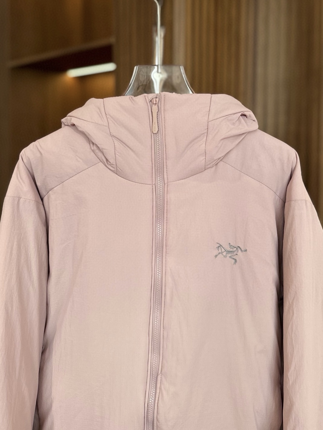 粉色

始祖鸟 ATOM Heavyweight 阿童木2.0刺绣棉服
1️⃣胸前刺绣鸟标，帽子上沿带刺绣字母标，防风防泼水，适用0°-10°连帽棉服。适合动态下的保暖中层，初春，初秋季节可作为保暖外层穿着，轻量又保暖，户外骑行也不怕风吹。
2️⃣Coreloft™高性能保暖棉填充，轻盈蓬松，无惧严寒侵袭，助你从容应对低温挑战。
3️⃣DWR防泼水处理+防风面料，轻松应对雨雪天气，山野突变的天气里依旧保持干爽体感。
4️⃣立体剪裁结合弹力侧拼布，活动自如不束缚，城市通勤或户外徒步皆能随心而动。