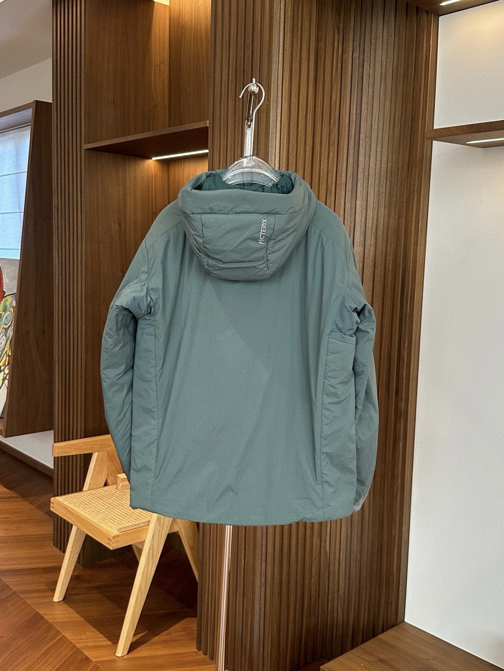 箱车绿

始祖鸟 ATOM Heavyweight 阿童木2.0刺绣棉服
1️⃣胸前刺绣鸟标，帽子上沿带刺绣字母标，防风防泼水，适用0°-10°连帽棉服。适合动态下的保暖中层，初春，初秋季节可作为保暖外层穿着，轻量又保暖，户外骑行也不怕风吹。
2️⃣Coreloft™高性能保暖棉填充，轻盈蓬松，无惧严寒侵袭，助你从容应对低温挑战。
3️⃣DWR防泼水处理+防风面料，轻松应对雨雪天气，山野突变的天气里依旧保持干爽体感。
4️⃣立体剪裁结合弹力侧拼布，活动自如不束缚，城市通勤或户外徒步皆能随心而动。