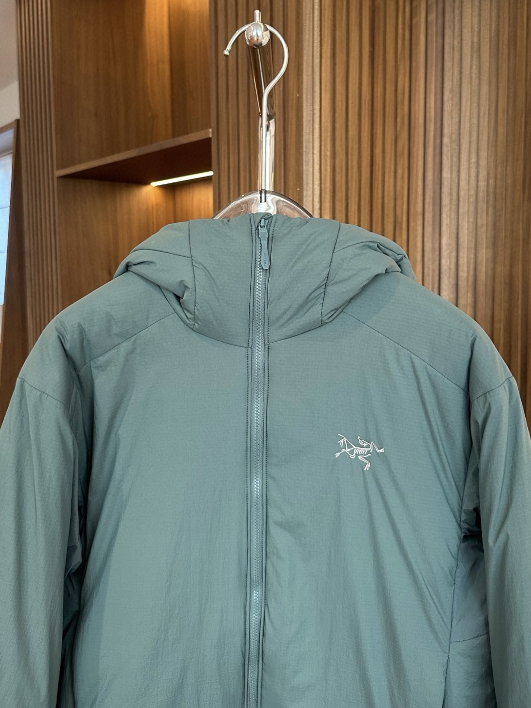 箱车绿

始祖鸟 ATOM Heavyweight 阿童木2.0刺绣棉服
1️⃣胸前刺绣鸟标，帽子上沿带刺绣字母标，防风防泼水，适用0°-10°连帽棉服。适合动态下的保暖中层，初春，初秋季节可作为保暖外层穿着，轻量又保暖，户外骑行也不怕风吹。
2️⃣Coreloft™高性能保暖棉填充，轻盈蓬松，无惧严寒侵袭，助你从容应对低温挑战。
3️⃣DWR防泼水处理+防风面料，轻松应对雨雪天气，山野突变的天气里依旧保持干爽体感。
4️⃣立体剪裁结合弹力侧拼布，活动自如不束缚，城市通勤或户外徒步皆能随心而动。