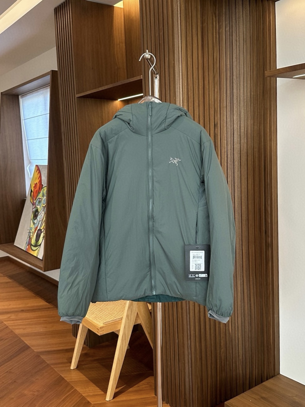 箱车绿

始祖鸟 ATOM Heavyweight 阿童木2.0刺绣棉服
1️⃣胸前刺绣鸟标，帽子上沿带刺绣字母标，防风防泼水，适用0°-10°连帽棉服。适合动态下的保暖中层，初春，初秋季节可作为保暖外层穿着，轻量又保暖，户外骑行也不怕风吹。
2️⃣Coreloft™高性能保暖棉填充，轻盈蓬松，无惧严寒侵袭，助你从容应对低温挑战。
3️⃣DWR防泼水处理+防风面料，轻松应对雨雪天气，山野突变的天气里依旧保持干爽体感。
4️⃣立体剪裁结合弹力侧拼布，活动自如不束缚，城市通勤或户外徒步皆能随心而动。