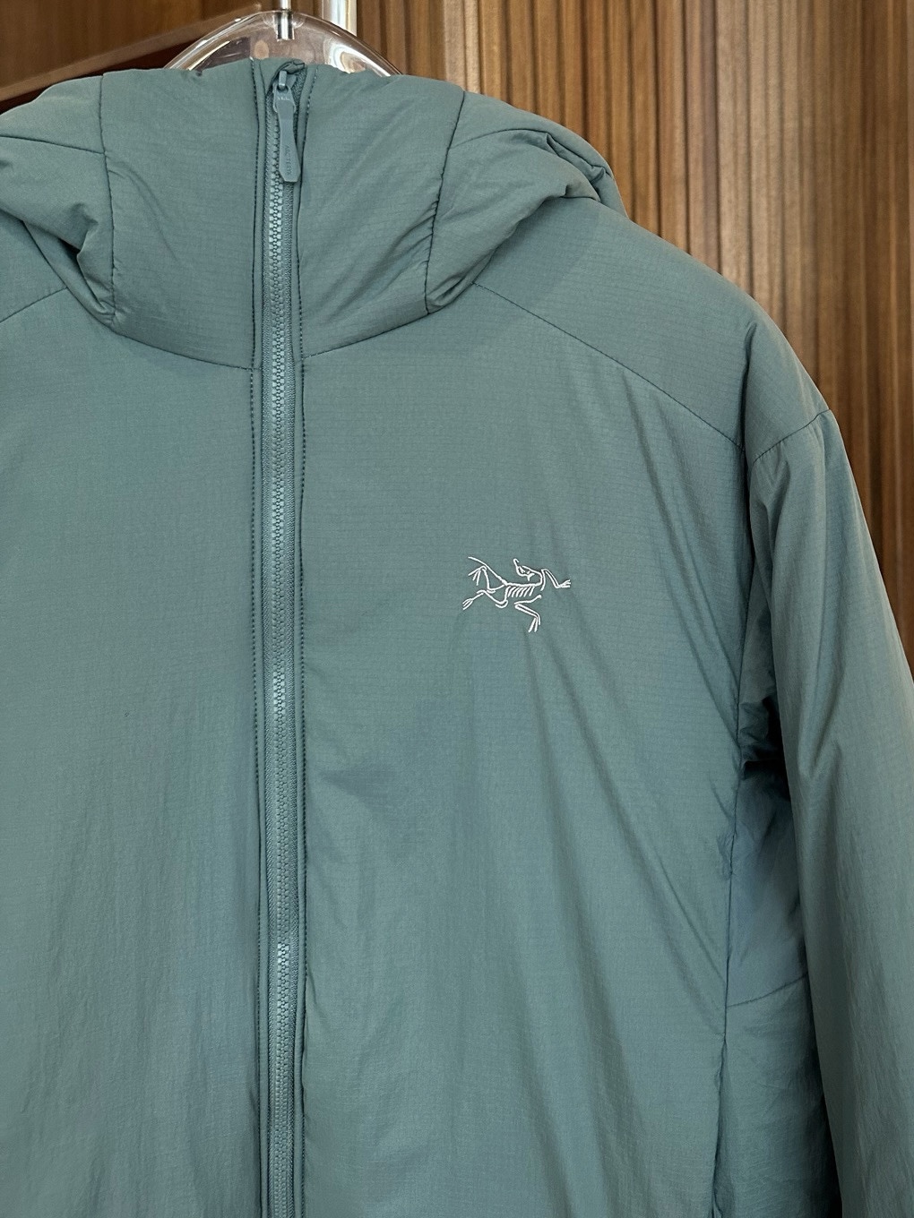 箱车绿

始祖鸟 ATOM Heavyweight 阿童木2.0刺绣棉服
1️⃣胸前刺绣鸟标，帽子上沿带刺绣字母标，防风防泼水，适用0°-10°连帽棉服。适合动态下的保暖中层，初春，初秋季节可作为保暖外层穿着，轻量又保暖，户外骑行也不怕风吹。
2️⃣Coreloft™高性能保暖棉填充，轻盈蓬松，无惧严寒侵袭，助你从容应对低温挑战。
3️⃣DWR防泼水处理+防风面料，轻松应对雨雪天气，山野突变的天气里依旧保持干爽体感。
4️⃣立体剪裁结合弹力侧拼布，活动自如不束缚，城市通勤或户外徒步皆能随心而动。