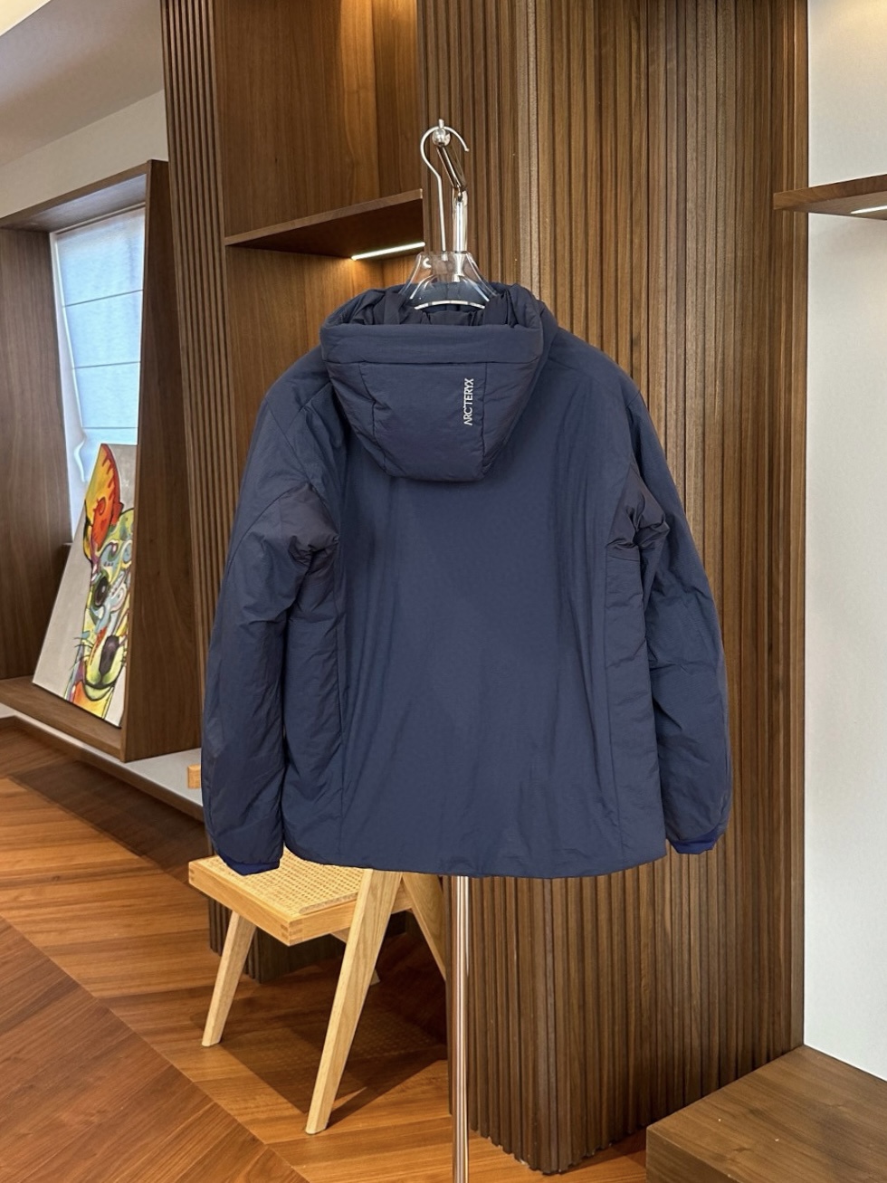 宝石蓝

始祖鸟 ATOM Heavyweight 阿童木2.0刺绣棉服
1️⃣胸前刺绣鸟标，帽子上沿带刺绣字母标，防风防泼水，适用0°-10°连帽棉服。适合动态下的保暖中层，初春，初秋季节可作为保暖外层穿着，轻量又保暖，户外骑行也不怕风吹。
2️⃣Coreloft™高性能保暖棉填充，轻盈蓬松，无惧严寒侵袭，助你从容应对低温挑战。
3️⃣DWR防泼水处理+防风面料，轻松应对雨雪天气，山野突变的天气里依旧保持干爽体感。
4️⃣立体剪裁结合弹力侧拼布，活动自如不束缚，城市通勤或户外徒步皆能随心而动。