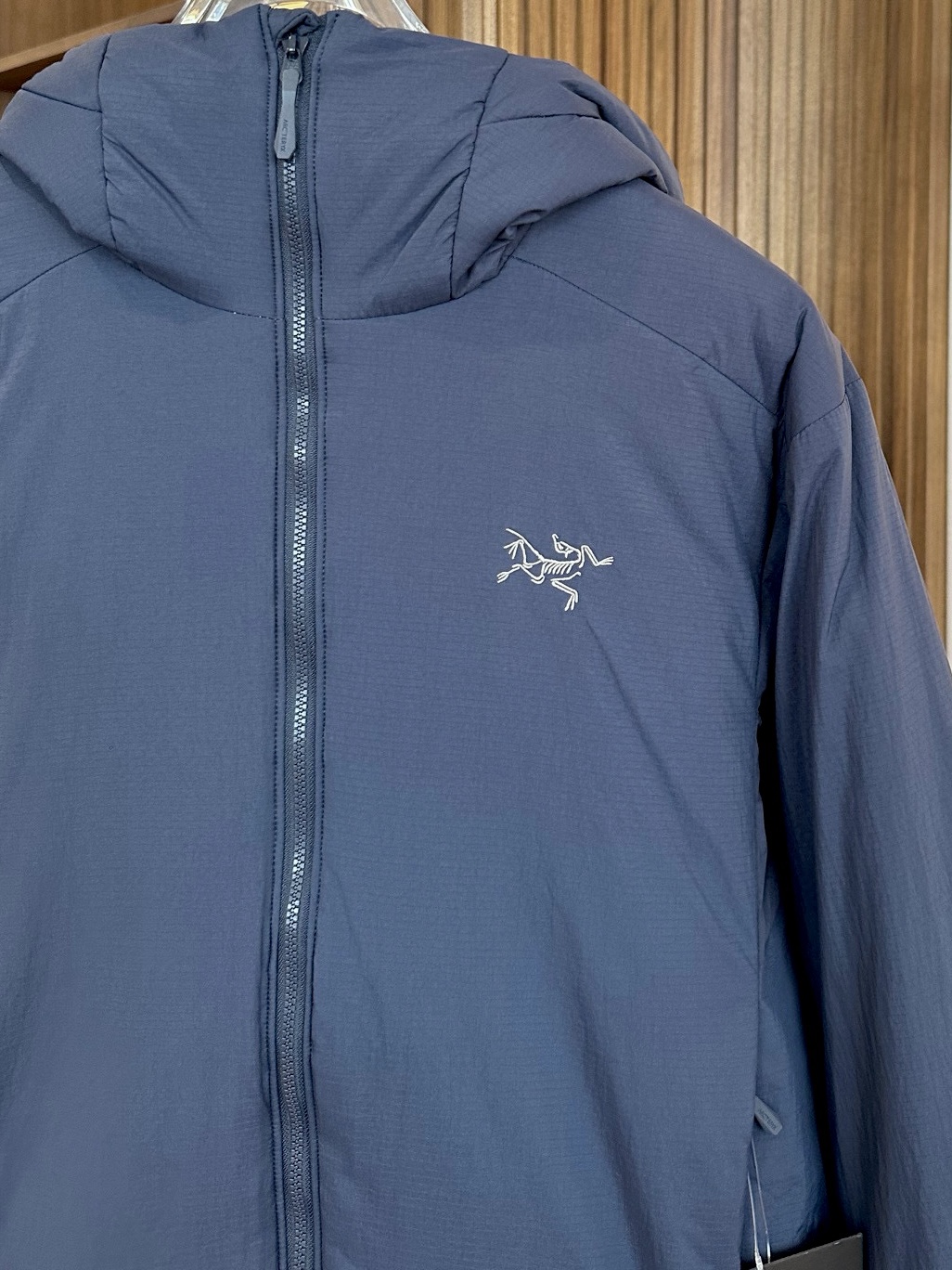 宝石蓝

始祖鸟 ATOM Heavyweight 阿童木2.0刺绣棉服
1️⃣胸前刺绣鸟标，帽子上沿带刺绣字母标，防风防泼水，适用0°-10°连帽棉服。适合动态下的保暖中层，初春，初秋季节可作为保暖外层穿着，轻量又保暖，户外骑行也不怕风吹。
2️⃣Coreloft™高性能保暖棉填充，轻盈蓬松，无惧严寒侵袭，助你从容应对低温挑战。
3️⃣DWR防泼水处理+防风面料，轻松应对雨雪天气，山野突变的天气里依旧保持干爽体感。
4️⃣立体剪裁结合弹力侧拼布，活动自如不束缚，城市通勤或户外徒步皆能随心而动。