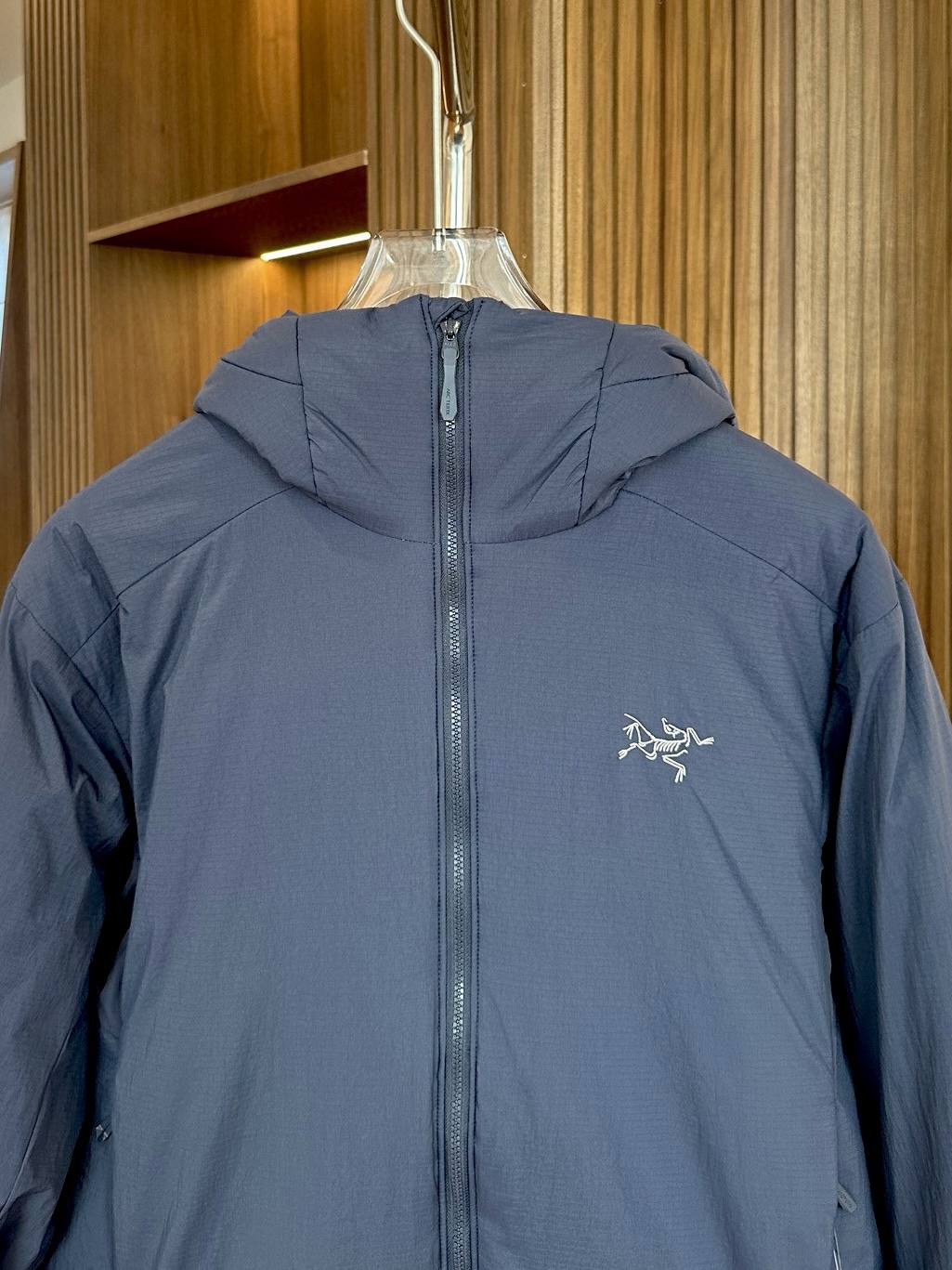 宝石蓝

始祖鸟 ATOM Heavyweight 阿童木2.0刺绣棉服
1️⃣胸前刺绣鸟标，帽子上沿带刺绣字母标，防风防泼水，适用0°-10°连帽棉服。适合动态下的保暖中层，初春，初秋季节可作为保暖外层穿着，轻量又保暖，户外骑行也不怕风吹。
2️⃣Coreloft™高性能保暖棉填充，轻盈蓬松，无惧严寒侵袭，助你从容应对低温挑战。
3️⃣DWR防泼水处理+防风面料，轻松应对雨雪天气，山野突变的天气里依旧保持干爽体感。
4️⃣立体剪裁结合弹力侧拼布，活动自如不束缚，城市通勤或户外徒步皆能随心而动。