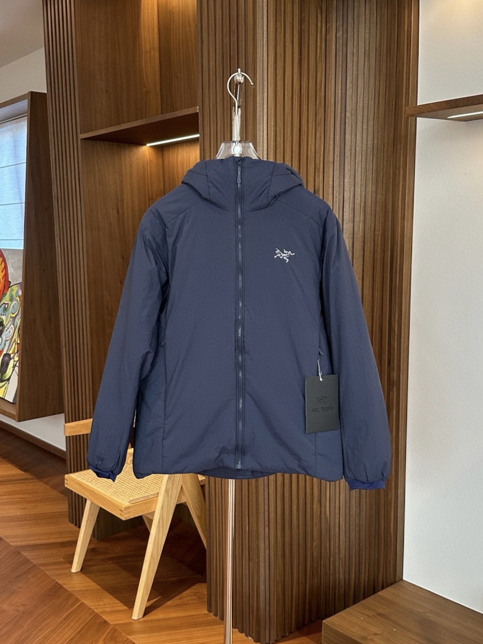 宝石蓝

始祖鸟 ATOM Heavyweight 阿童木2.0刺绣棉服
1️⃣胸前刺绣鸟标，帽子上沿带刺绣字母标，防风防泼水，适用0°-10°连帽棉服。适合动态下的保暖中层，初春，初秋季节可作为保暖外层穿着，轻量又保暖，户外骑行也不怕风吹。
2️⃣Coreloft™高性能保暖棉填充，轻盈蓬松，无惧严寒侵袭，助你从容应对低温挑战。
3️⃣DWR防泼水处理+防风面料，轻松应对雨雪天气，山野突变的天气里依旧保持干爽体感。
4️⃣立体剪裁结合弹力侧拼布，活动自如不束缚，城市通勤或户外徒步皆能随心而动。