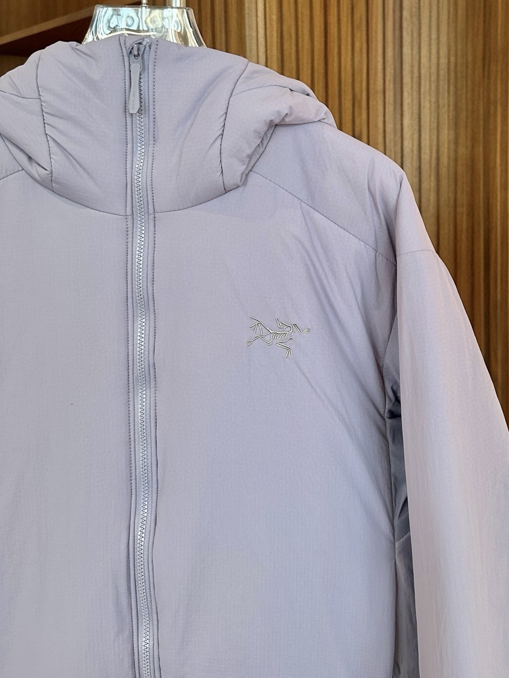 岩霜紫

始祖鸟 ATOM Heavyweight 阿童木2.0刺绣棉服
1️⃣胸前刺绣鸟标，帽子上沿带刺绣字母标，防风防泼水，适用0°-10°连帽棉服。适合动态下的保暖中层，初春，初秋季节可作为保暖外层穿着，轻量又保暖，户外骑行也不怕风吹。
2️⃣Coreloft™高性能保暖棉填充，轻盈蓬松，无惧严寒侵袭，助你从容应对低温挑战。
3️⃣DWR防泼水处理+防风面料，轻松应对雨雪天气，山野突变的天气里依旧保持干爽体感。
4️⃣立体剪裁结合弹力侧拼布，活动自如不束缚，城市通勤或户外徒步皆能随心而动。