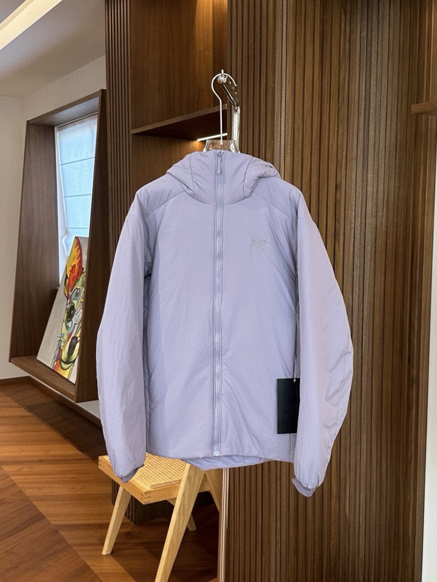 岩霜紫

始祖鸟 ATOM Heavyweight 阿童木2.0刺绣棉服
1️⃣胸前刺绣鸟标，帽子上沿带刺绣字母标，防风防泼水，适用0°-10°连帽棉服。适合动态下的保暖中层，初春，初秋季节可作为保暖外层穿着，轻量又保暖，户外骑行也不怕风吹。
2️⃣Coreloft™高性能保暖棉填充，轻盈蓬松，无惧严寒侵袭，助你从容应对低温挑战。
3️⃣DWR防泼水处理+防风面料，轻松应对雨雪天气，山野突变的天气里依旧保持干爽体感。
4️⃣立体剪裁结合弹力侧拼布，活动自如不束缚，城市通勤或户外徒步皆能随心而动。