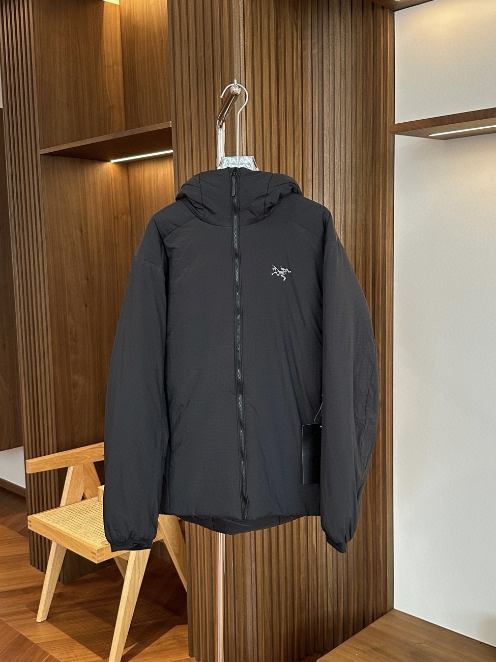 黑色

始祖鸟 ATOM Heavyweight 阿童木2.0刺绣棉服
1️⃣胸前刺绣鸟标，帽子上沿带刺绣字母标，防风防泼水，适用0°-10°连帽棉服。适合动态下的保暖中层，初春，初秋季节可作为保暖外层穿着，轻量又保暖，户外骑行也不怕风吹。
2️⃣Coreloft™高性能保暖棉填充，轻盈蓬松，无惧严寒侵袭，助你从容应对低温挑战。
3️⃣DWR防泼水处理+防风面料，轻松应对雨雪天气，山野突变的天气里依旧保持干爽体感。
4️⃣立体剪裁结合弹力侧拼布，活动自如不束缚，城市通勤或户外徒步皆能随心而动。